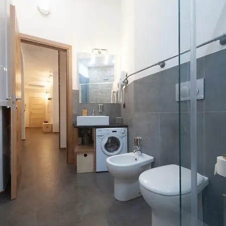 2nd Floor - 5 Terre Apartment *